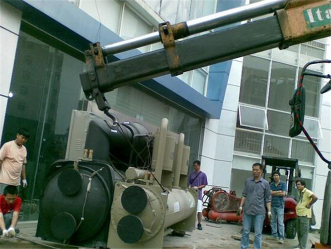 洞口县随车吊和汽车吊的核心区别是什么？哪种更省钱？