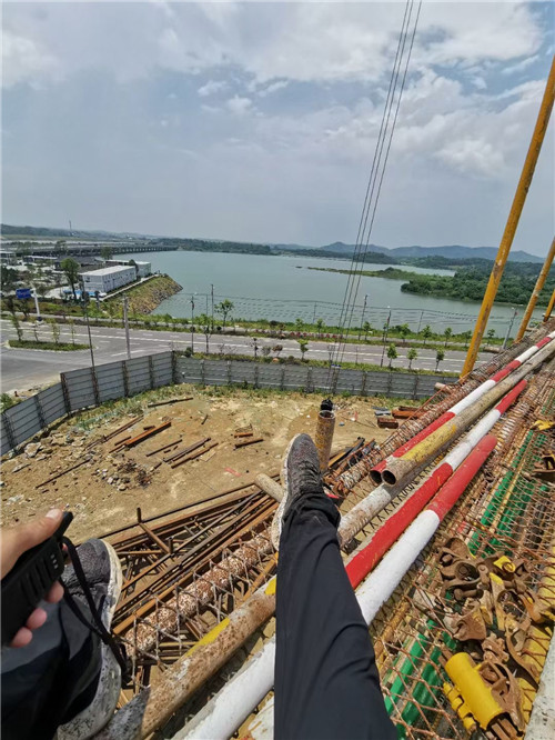 洞口县作业中发生设备损坏或人员意外，责任怎么划分？